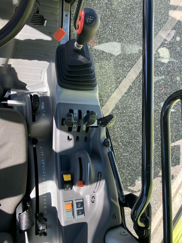 Tracteur etroit CLAAS NEXOS 220 S - photo slide 8