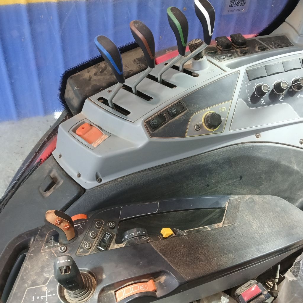 Tracteur VALTRA N135 - photo slide 11