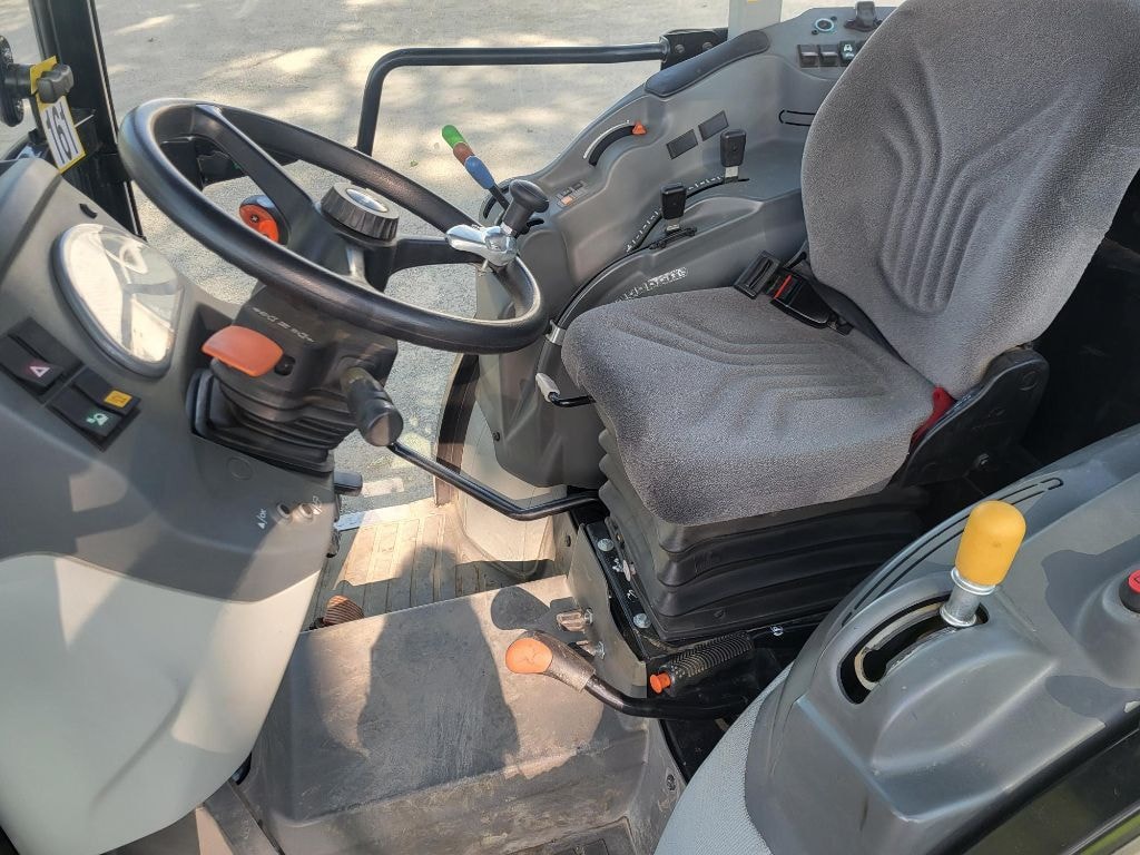 Tracteur CLAAS Nexos 240 F - photo slide 12