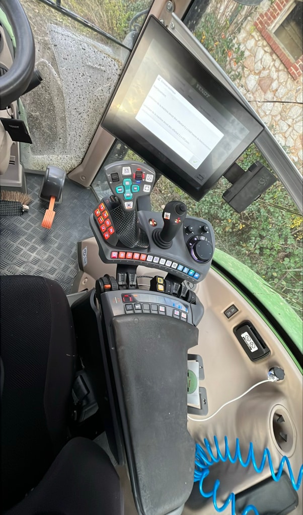 Tracteur FENDT 724 POWER + - photo slide 2