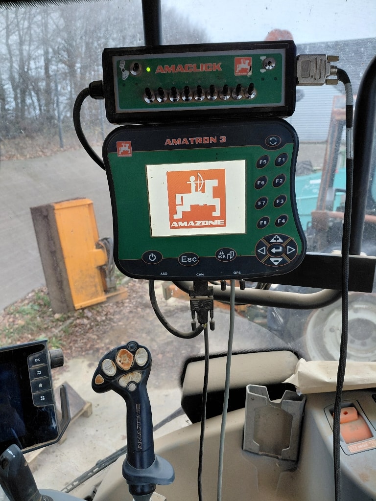 Pulverisateur AMAZONE Ux 3200 special - photo slide 8