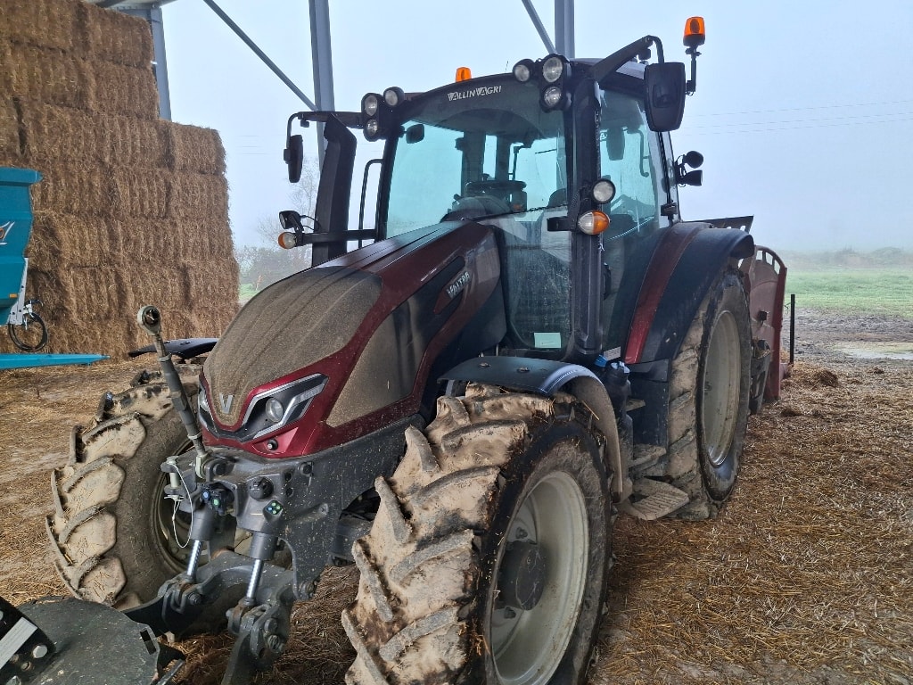 Tracteur VALTRA G135 - photo slide 1