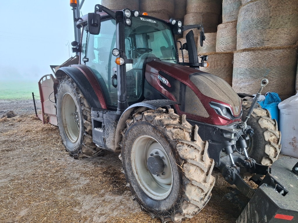 Tracteur VALTRA G135 - photo slide 2