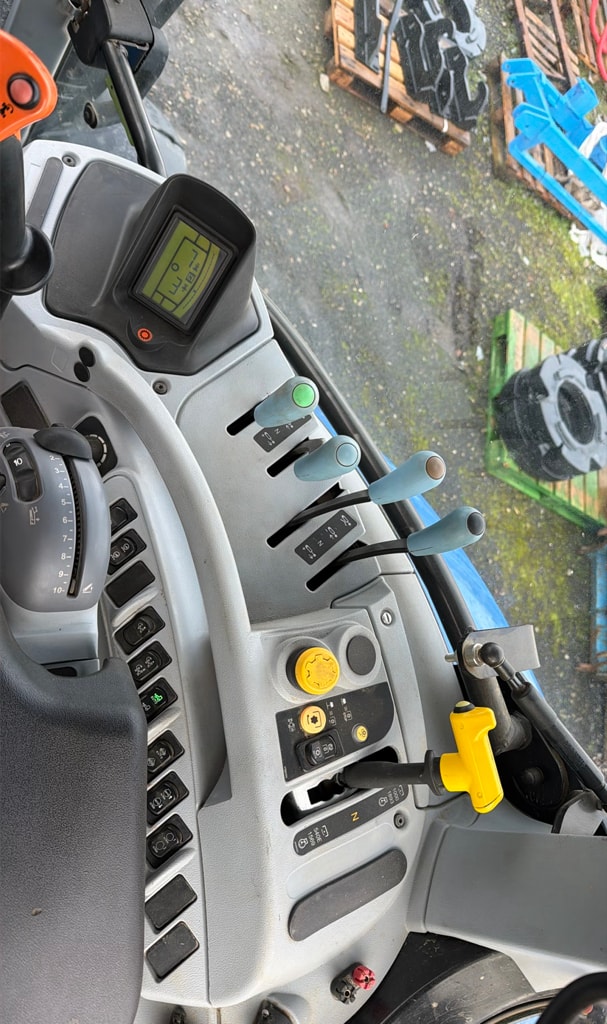 Tracteur NEW HOLLAND T7.245 - photo slide 10