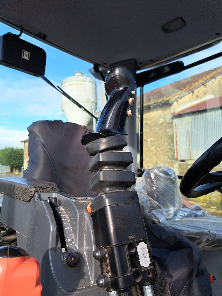 Tracteur chargeur KUBOTA M6101 - photo slide 14