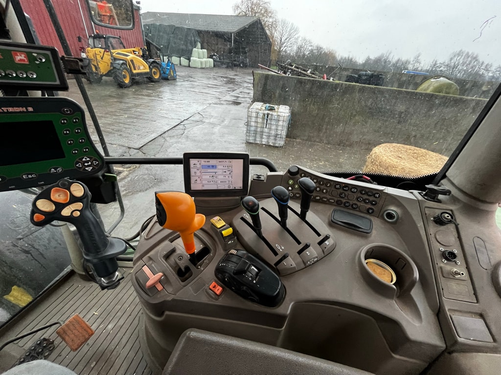 Tracteur JOHN DEERE 6115R - photo slide 11