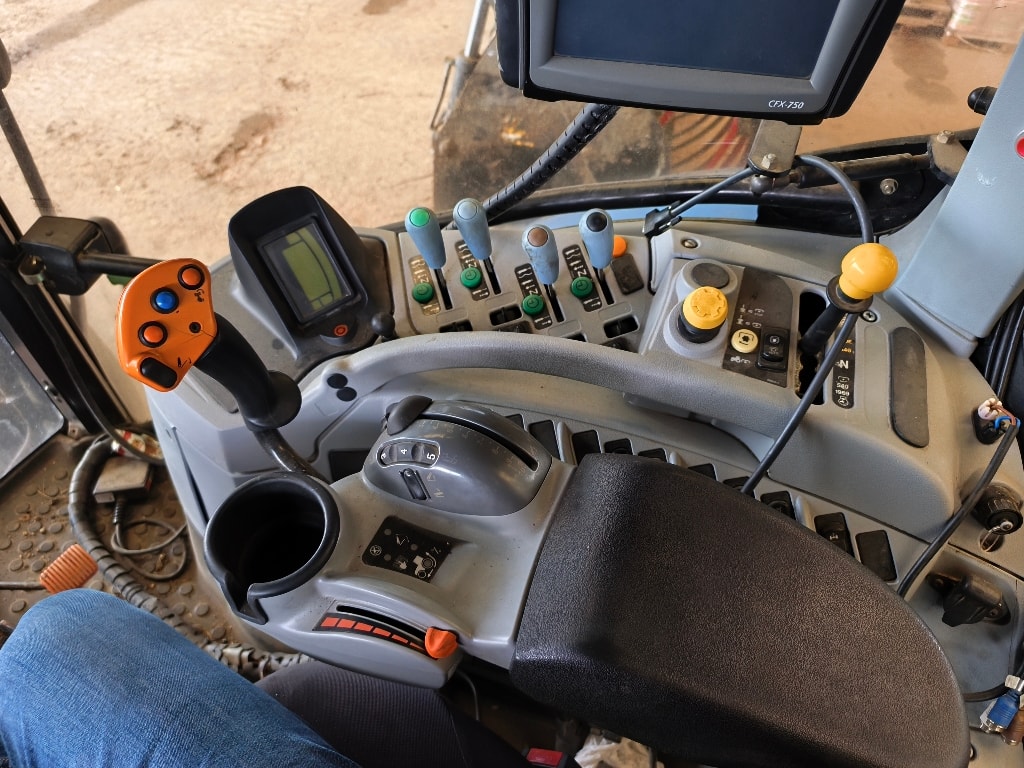 Tracteur NEW HOLLAND T6070 - photo slide 5