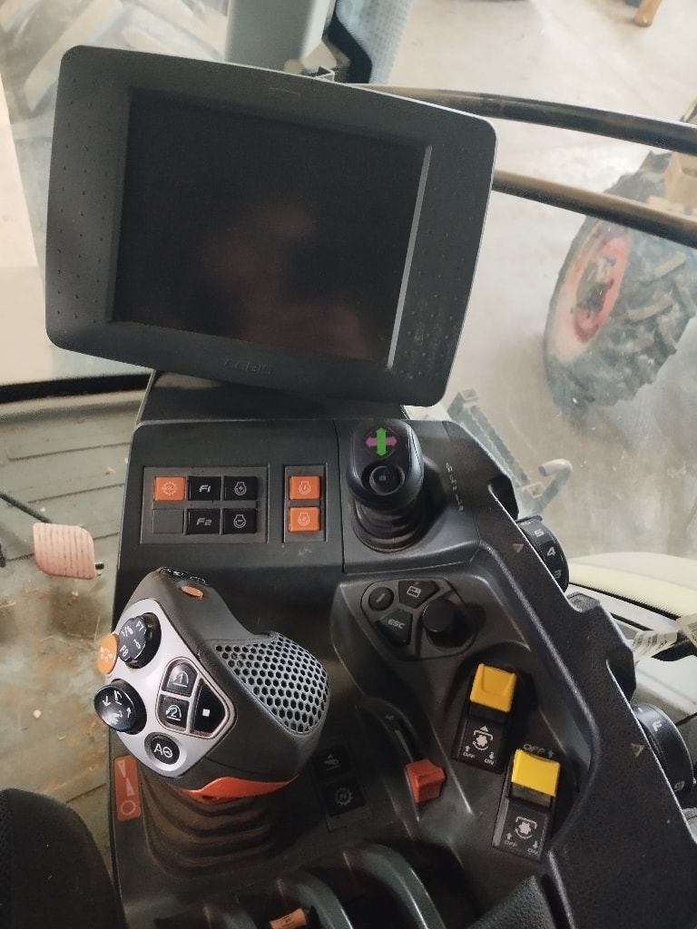 Tracteur CLAAS AXION 810 - photo slide 12