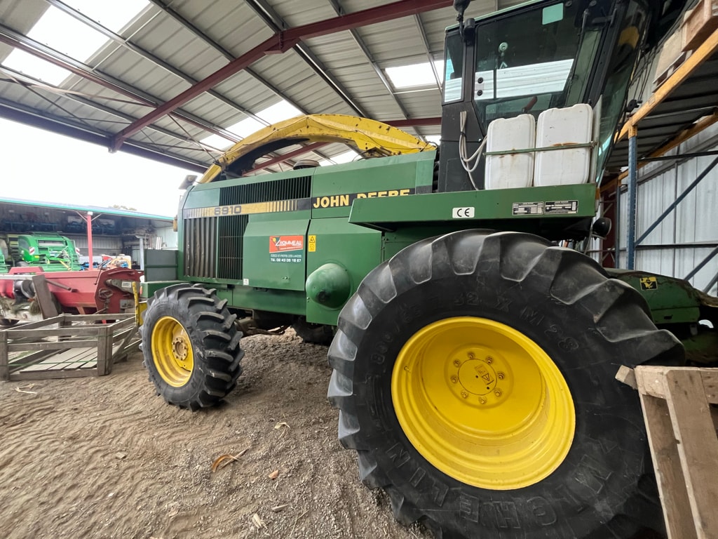 Ensileuse JOHN DEERE 6910  - photo slide 1