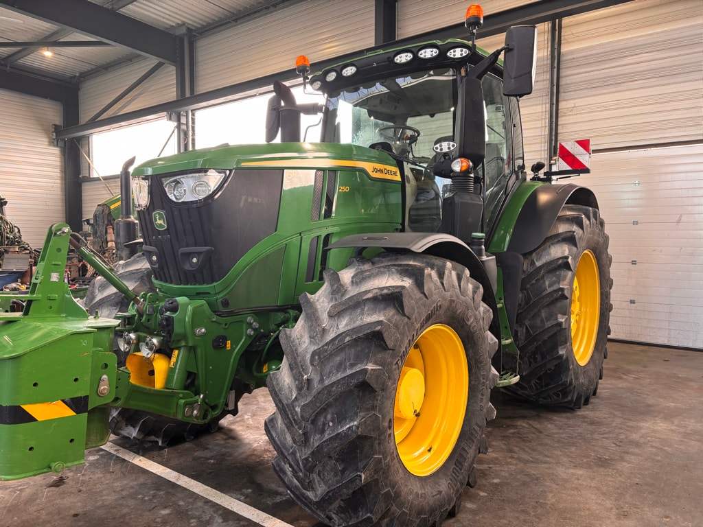 Tracteur JOHN DEERE 6R 250 - photo slide 1