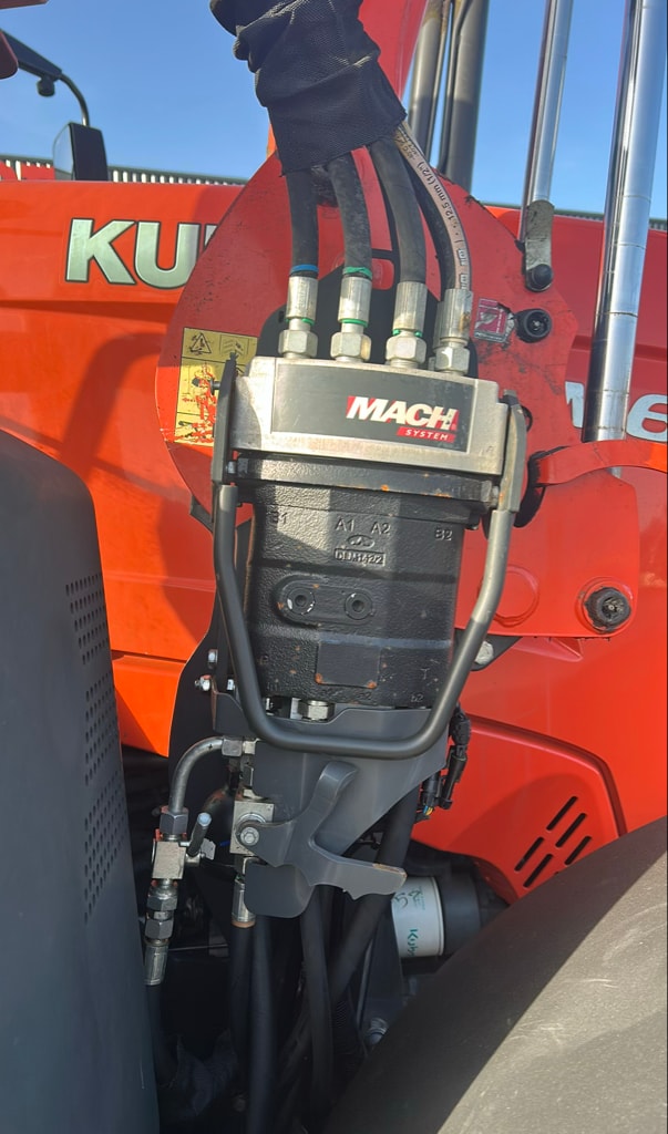 Tracteur chargeur KUBOTA M6121 - photo slide 11