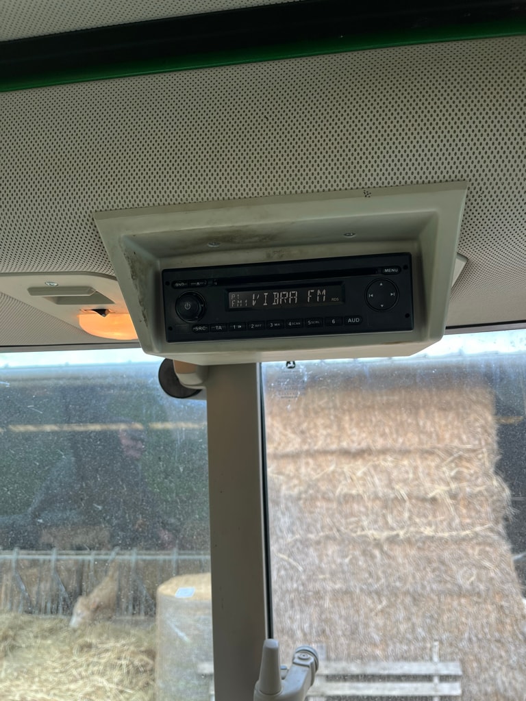 Tracteur chargeur JOHN DEERE 6115M - photo slide 3