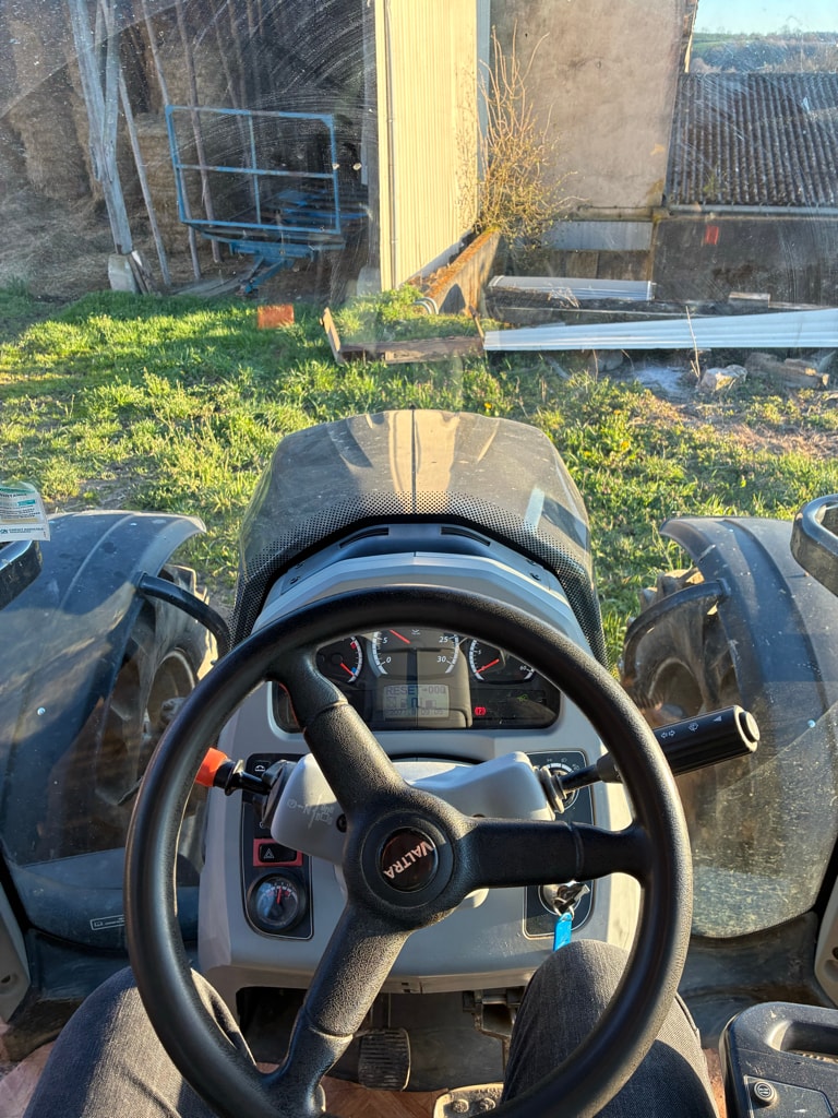 Tracteur VALTRA N134 Hitech - photo slide 9