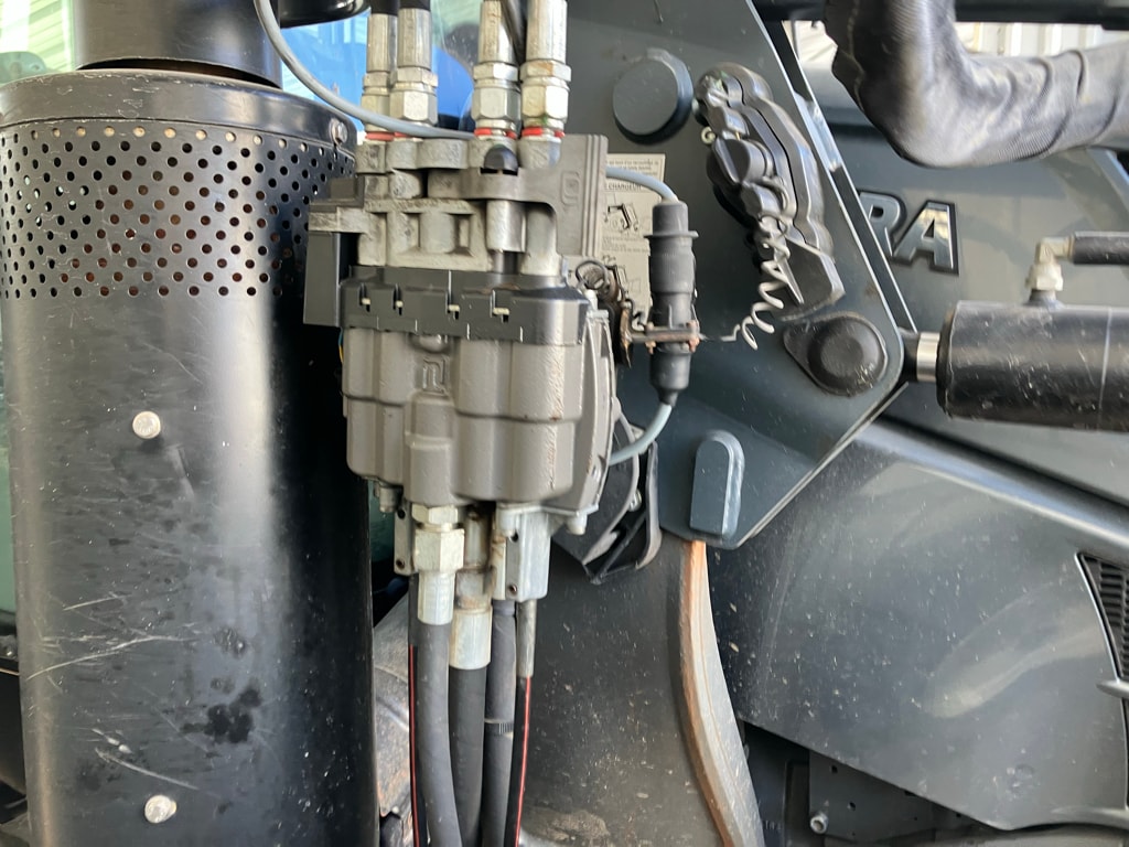 Tracteur chargeur VALTRA N123 - photo slide 13