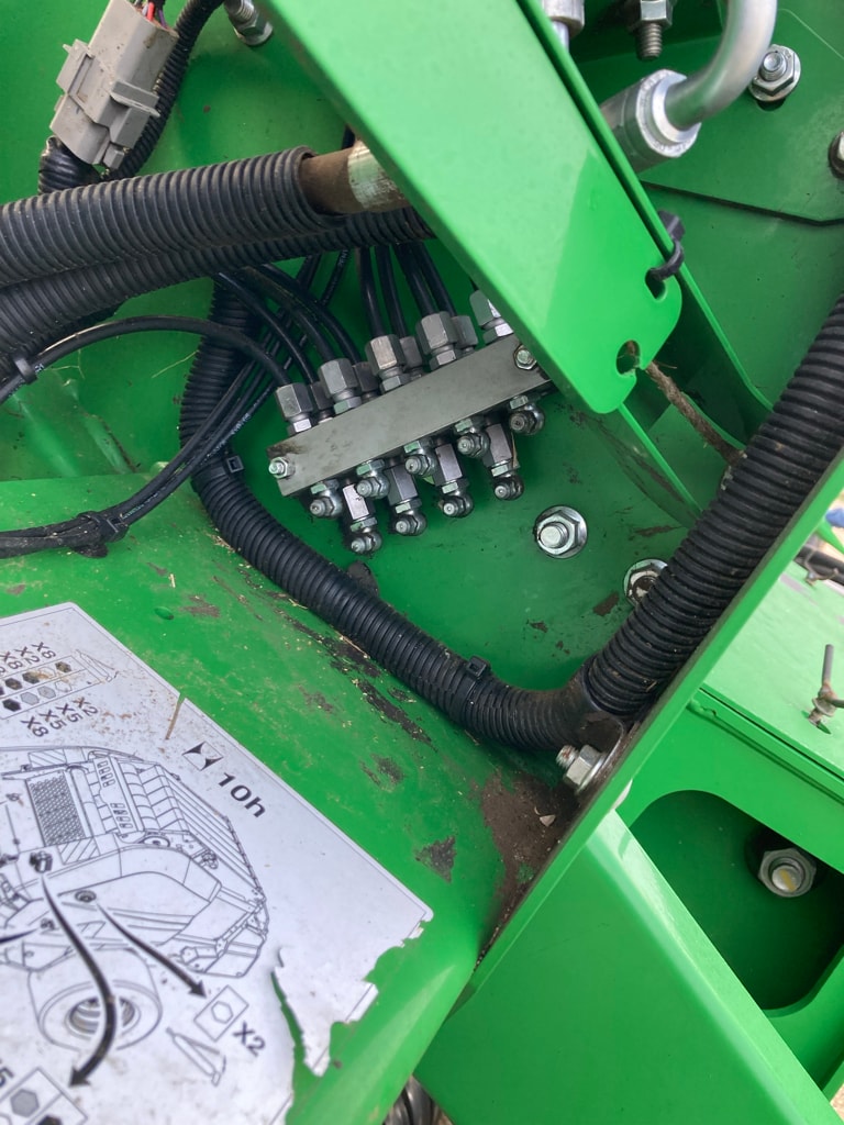 Presse balles rondes JOHN DEERE V461M - photo slide 8
