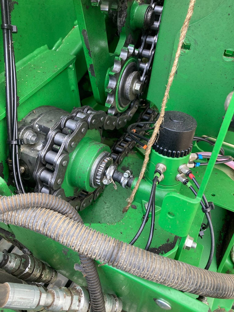 Presse balles rondes JOHN DEERE V461M - photo slide 10