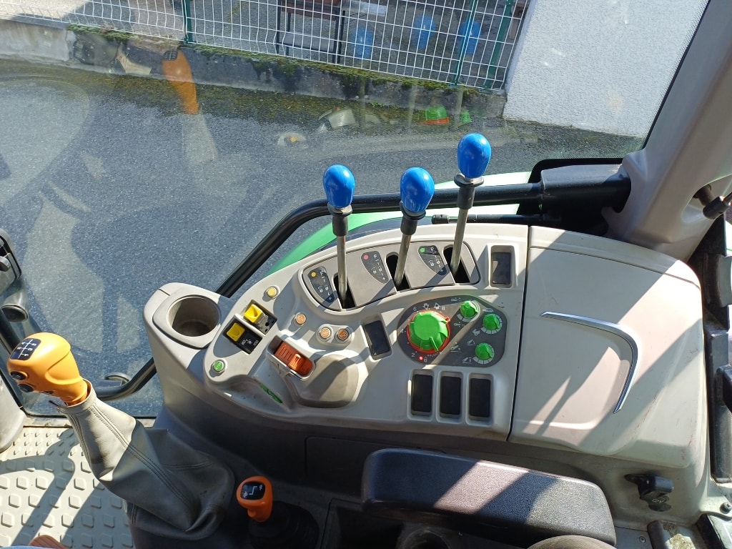 Tracteur DEUTZ FAHR 5100 C - photo slide 17