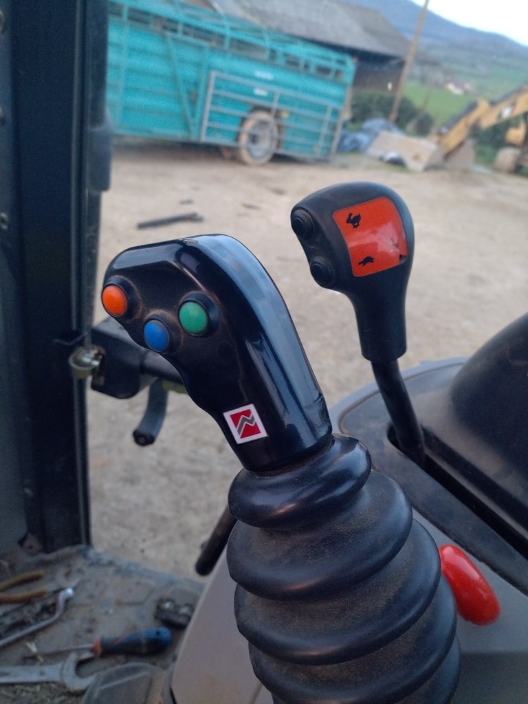 Tracteur chargeur NEW HOLLAND T6020 PLUS - photo slide 12