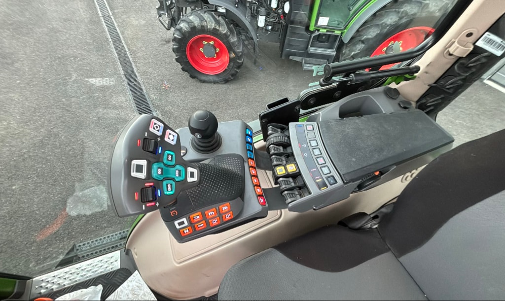 Tracteur FENDT 210V - photo slide 13