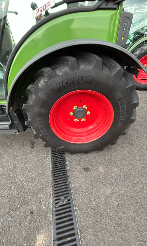 Tracteur FENDT 210V - photo slide 7