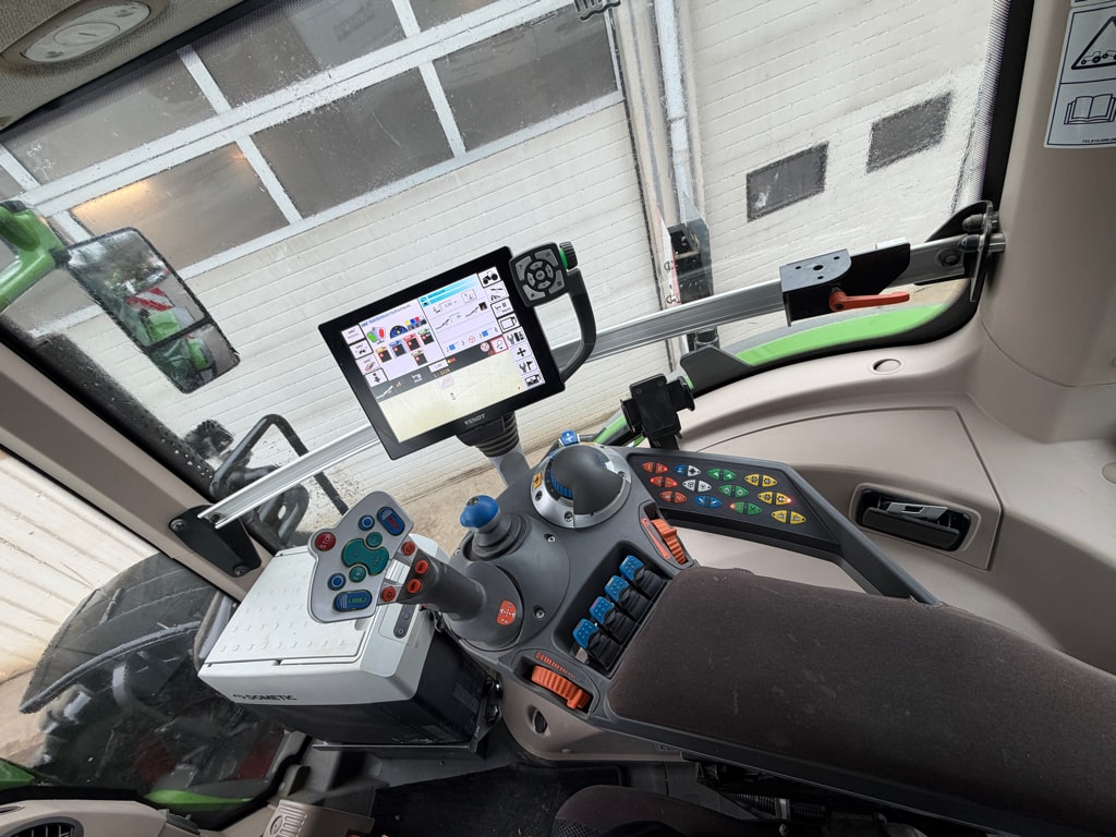 Tracteur FENDT 828 - photo slide 10