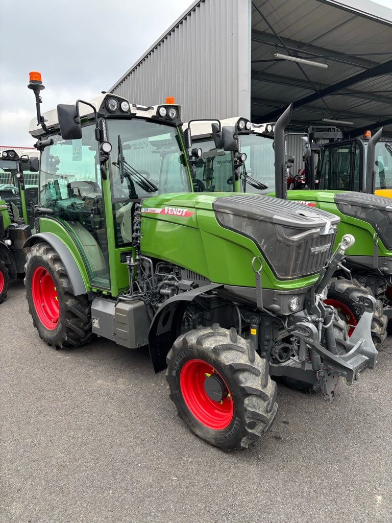 Tracteur FENDT 209V - photo slide 1