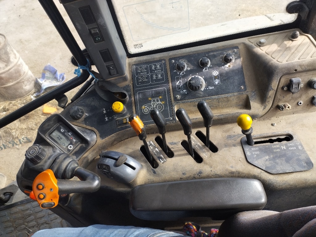 Tracteur NEW HOLLAND TM120 - photo slide 18