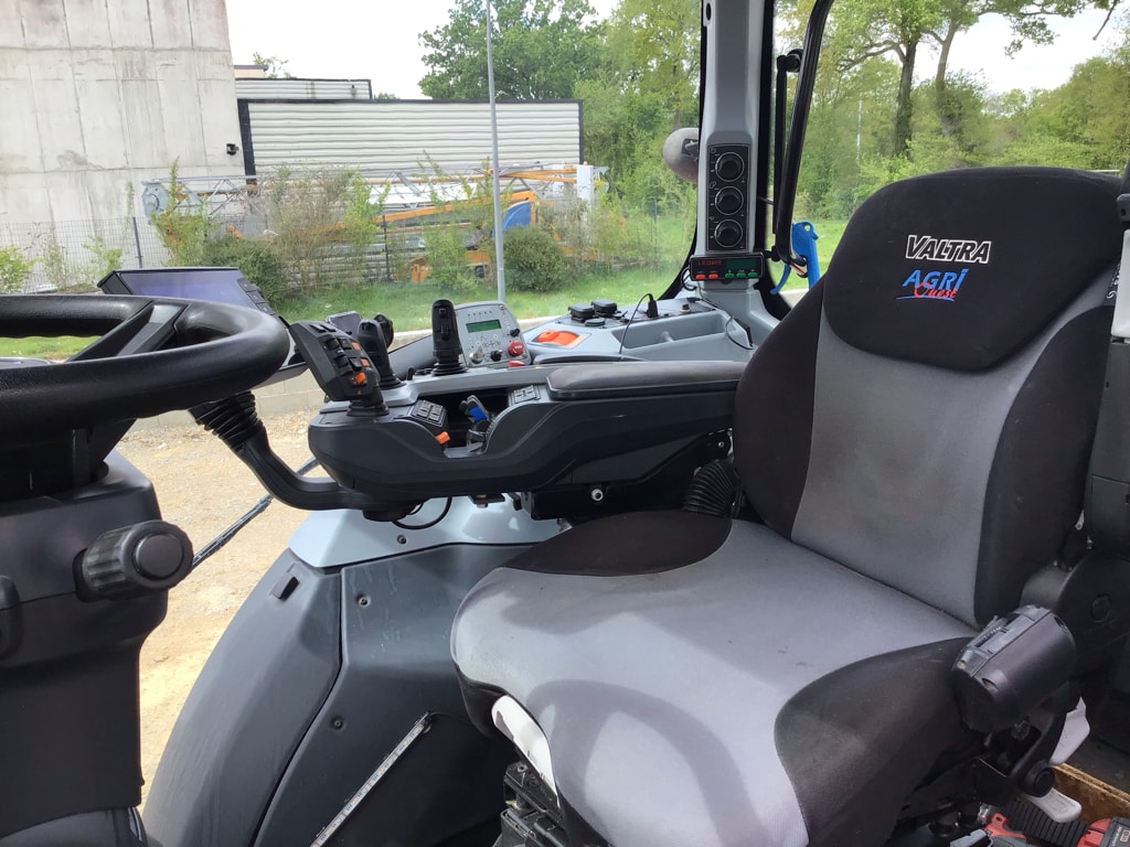 Tracteur VALTRA T145 Direct Skyview - photo slide 11
