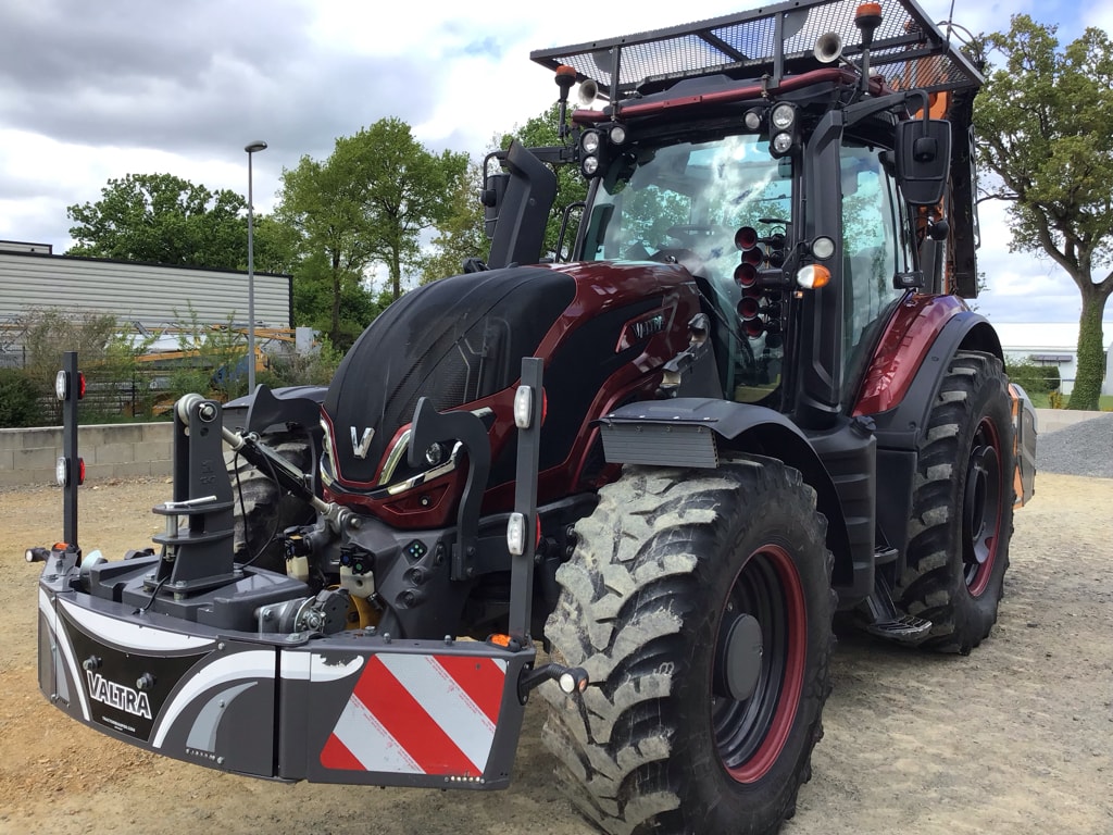 Tracteur VALTRA T145 Direct Skyview - photo slide 3