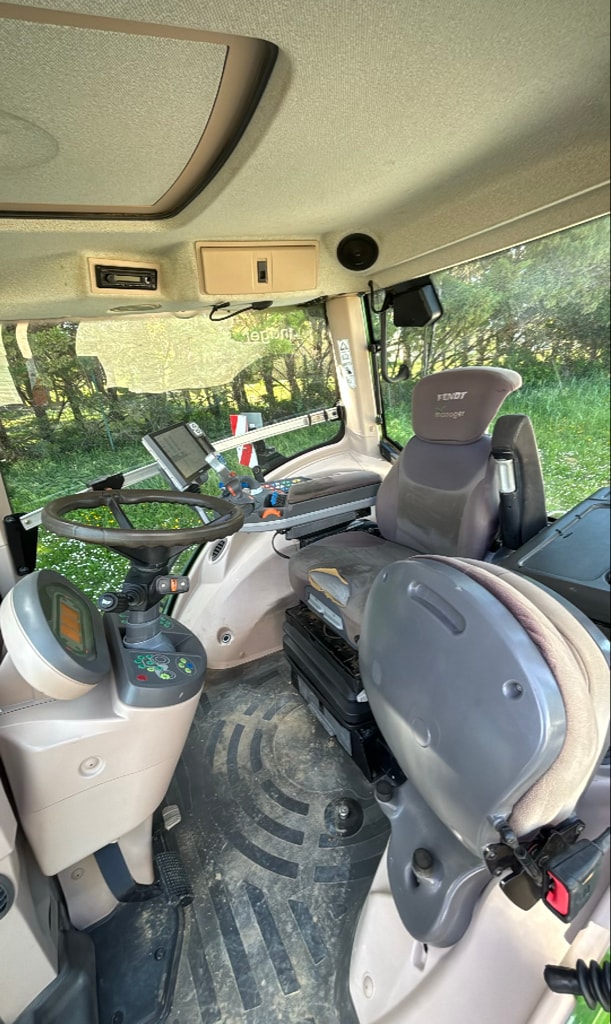 Tracteur FENDT 828 - photo slide 9