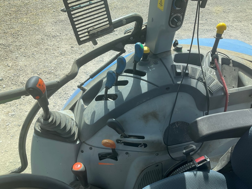 Tracteur NEW HOLLAND T 4-95 - photo slide 29