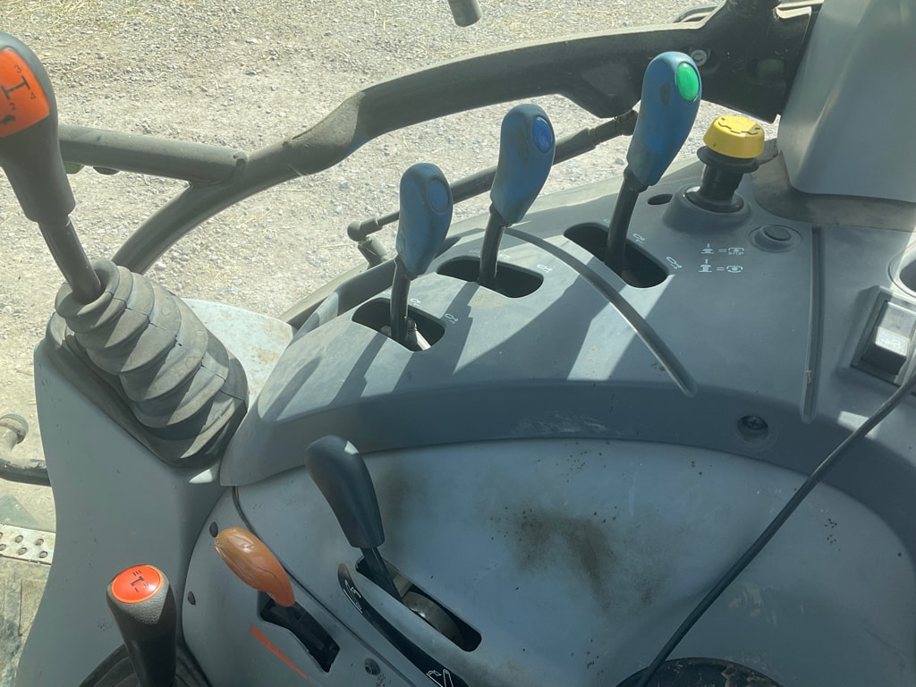Tracteur NEW HOLLAND T 4-95 - photo slide 25
