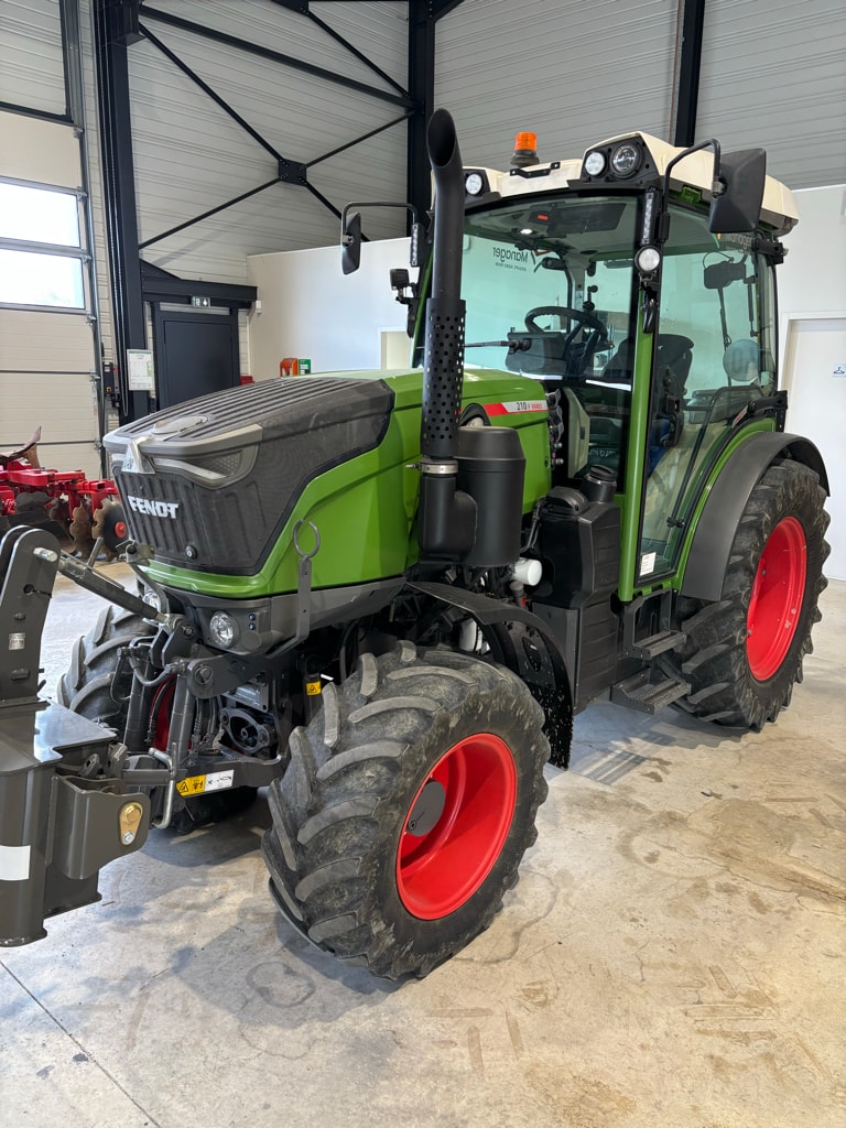 Tracteur FENDT 210F - photo slide 1