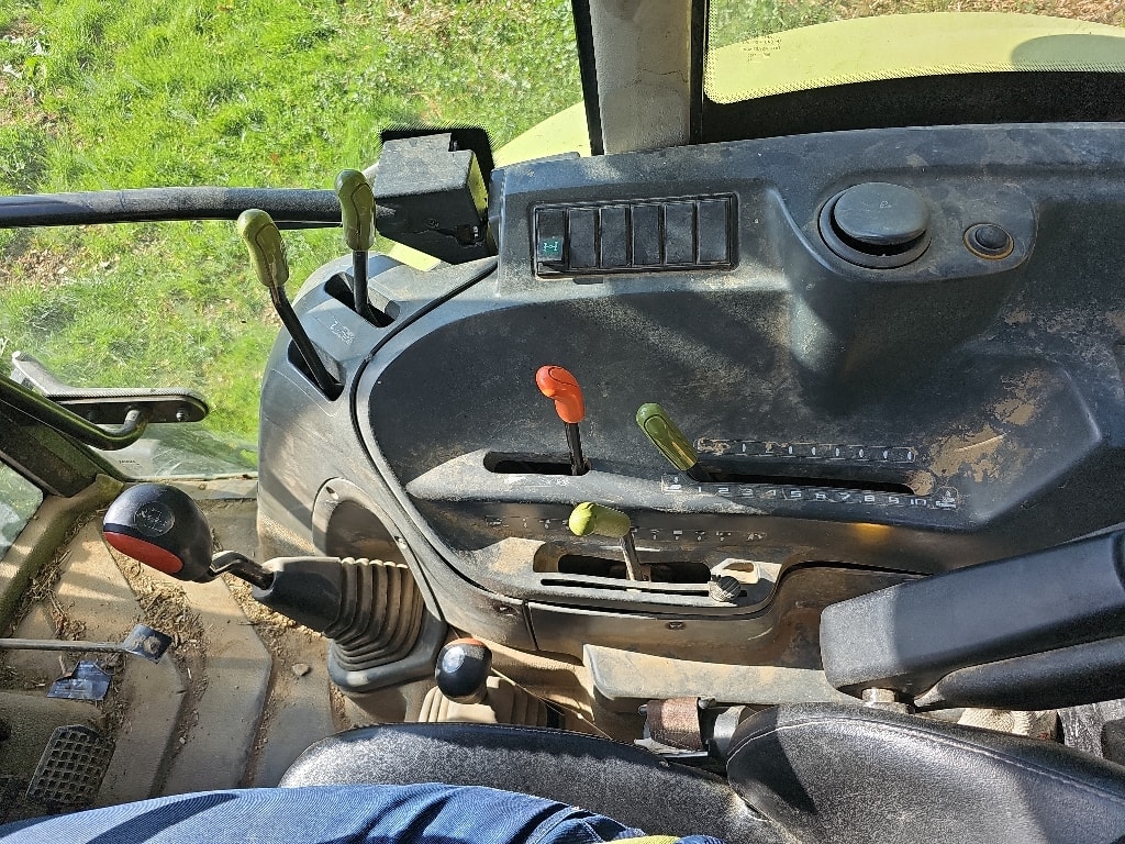 Tracteur chargeur CLAAS AXOS 320 - photo slide 10