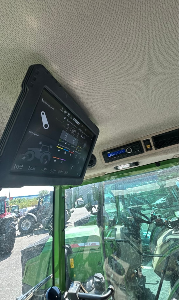 Tracteur FENDT 210F - photo slide 13