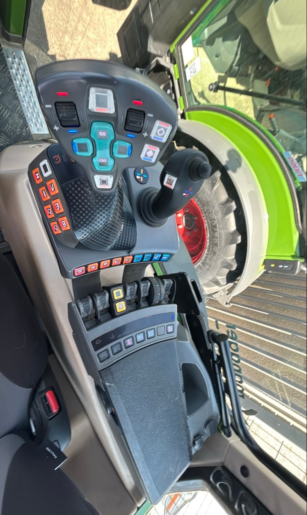 Tracteur FENDT 210F - photo slide 12