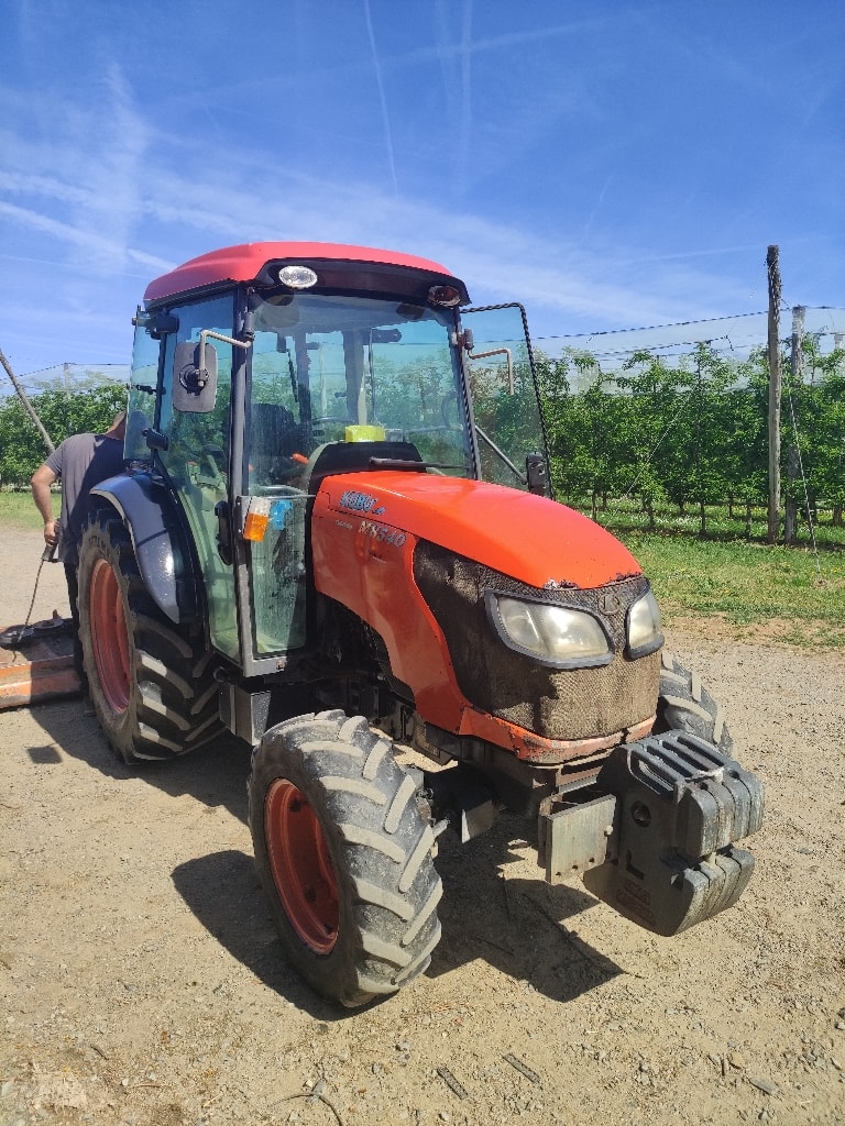 Tracteur fruitier KUBOTA M8540 narrow - photo slide 1