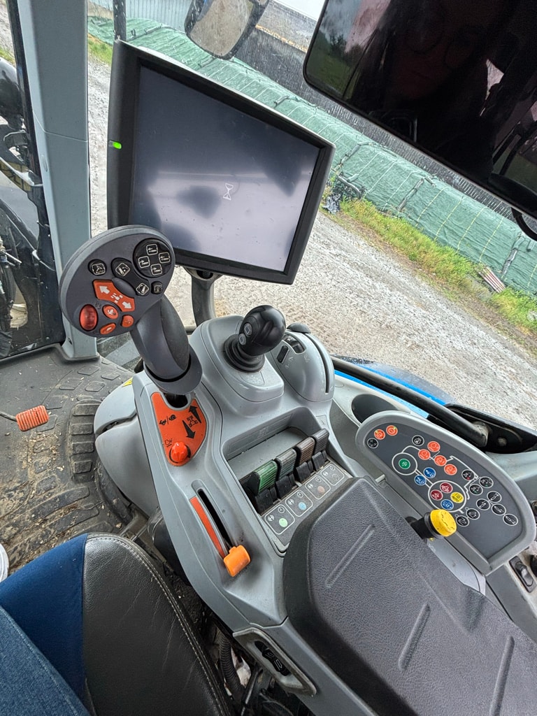 Tracteur chargeur NEW HOLLAND T6.165 - photo slide 13
