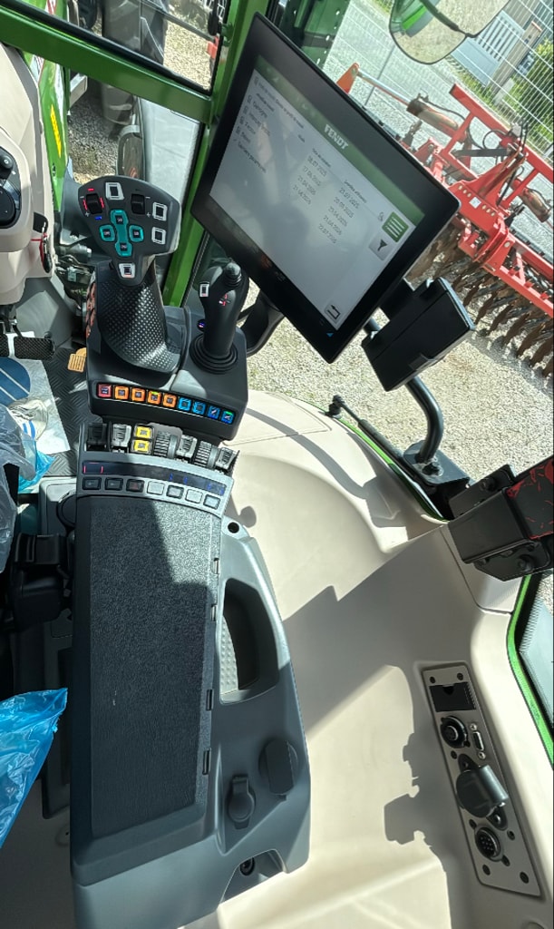 Tracteur FENDT 211S - photo slide 6