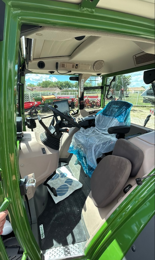 Tracteur FENDT 211S - photo slide 8