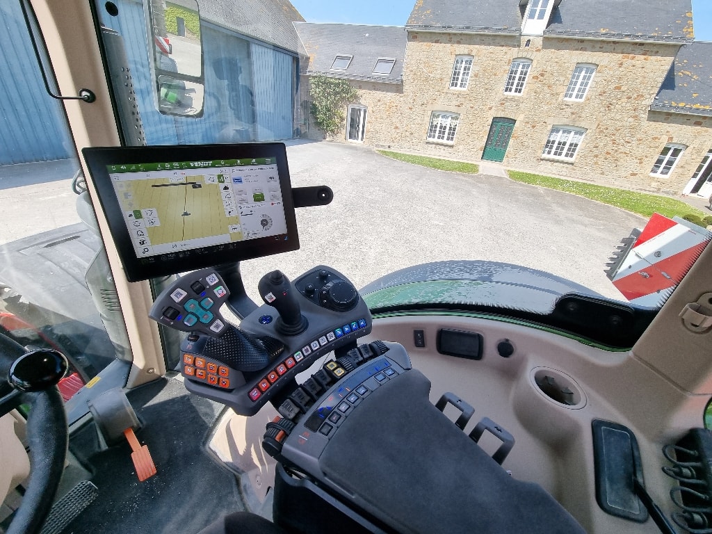 Tracteur FENDT 724 VARIO PROFI + - photo slide 10