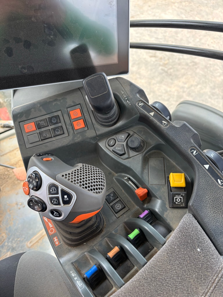 Tracteur CLAAS AXION 830 CMATIC - photo slide 11