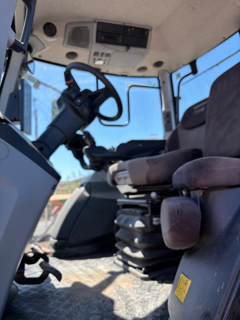 Tracteur VALTRA T235V - photo slide 12