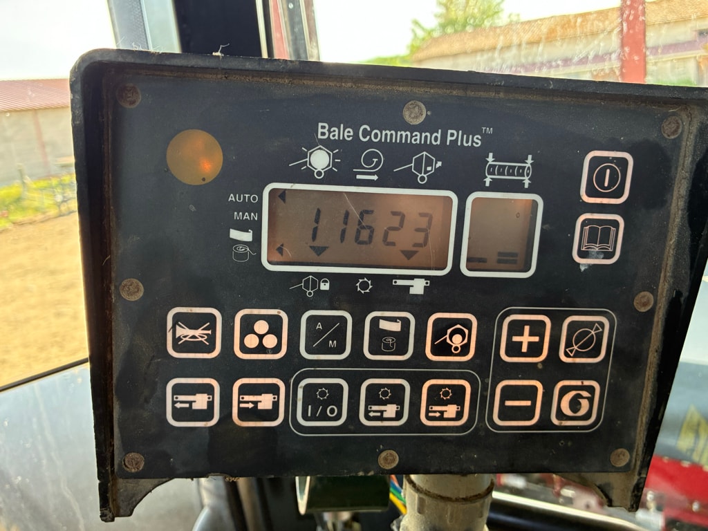 Presse balles rondes NEW HOLLAND 648 - photo slide 10