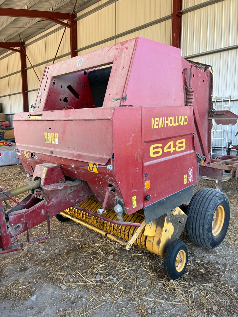 Presse balles rondes NEW HOLLAND 648 - photo slide 1