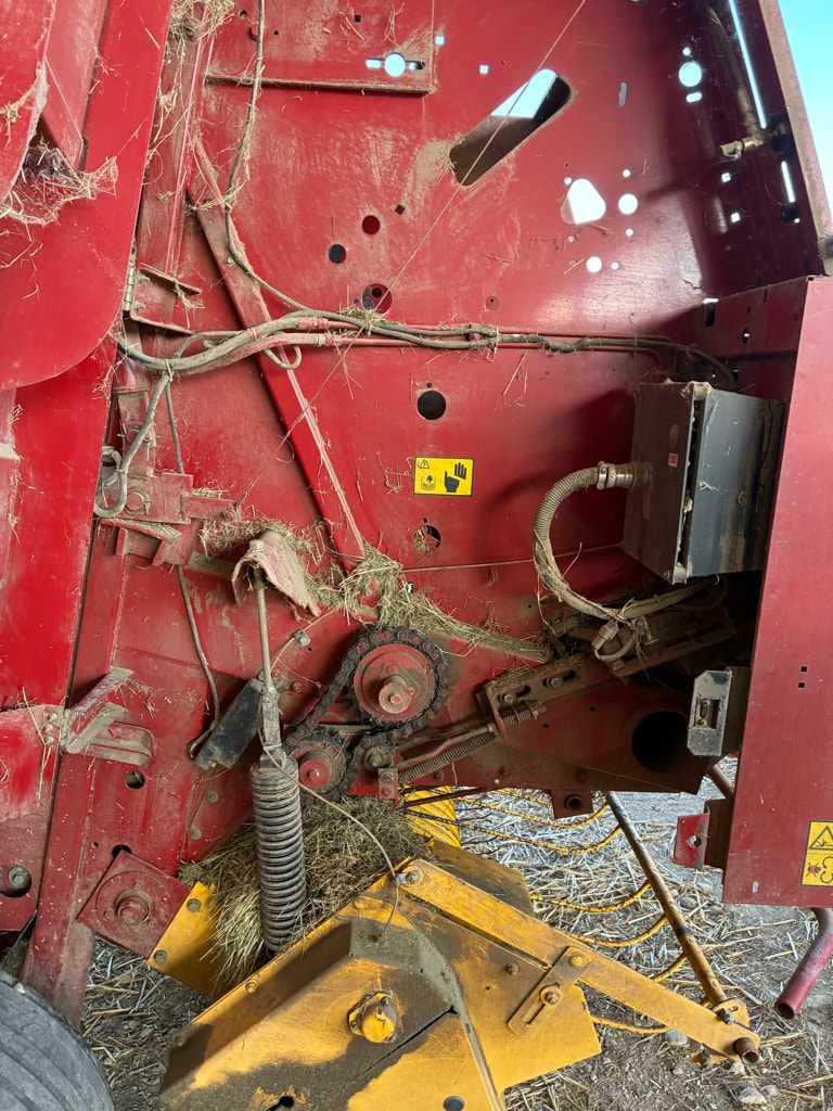 Presse balles rondes NEW HOLLAND 648 - photo slide 9