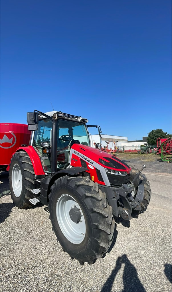 Tracteur MASSEY F MF5S.135 - photo slide 1