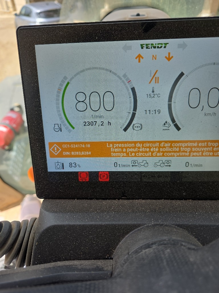 Tracteur FENDT 724 power + - photo slide 12