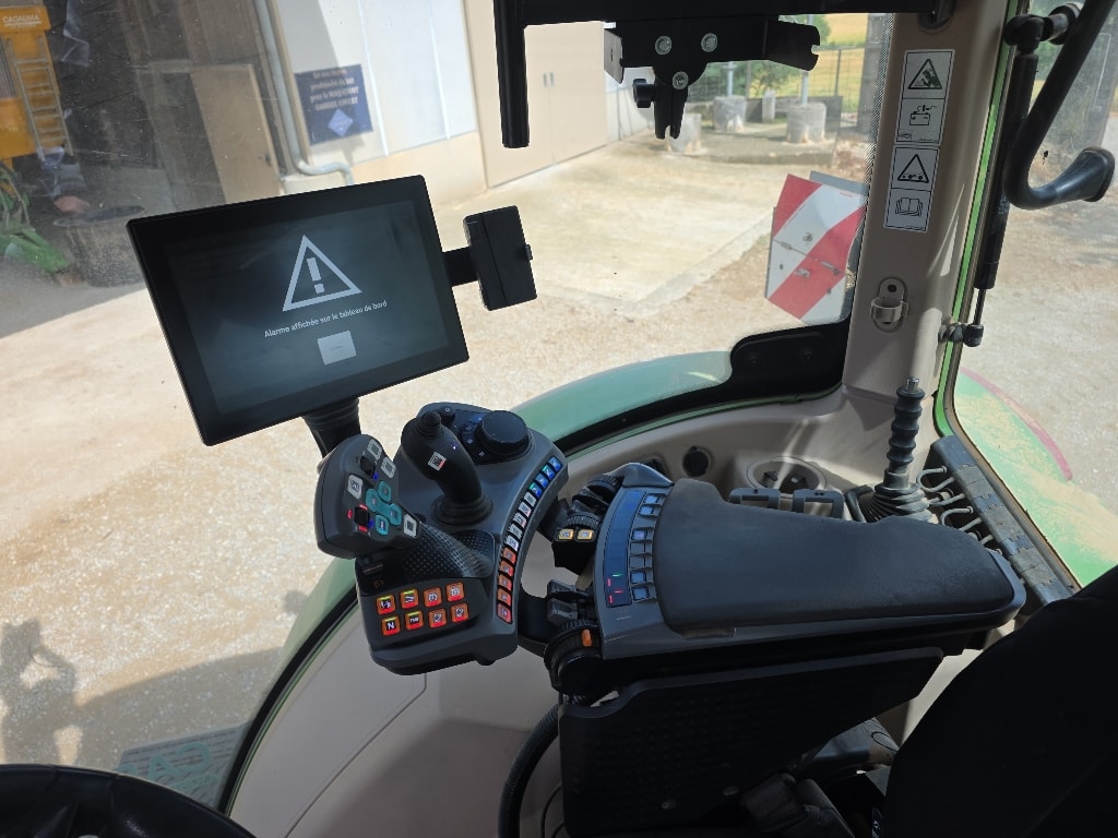 Tracteur FENDT 724 power + - photo slide 15