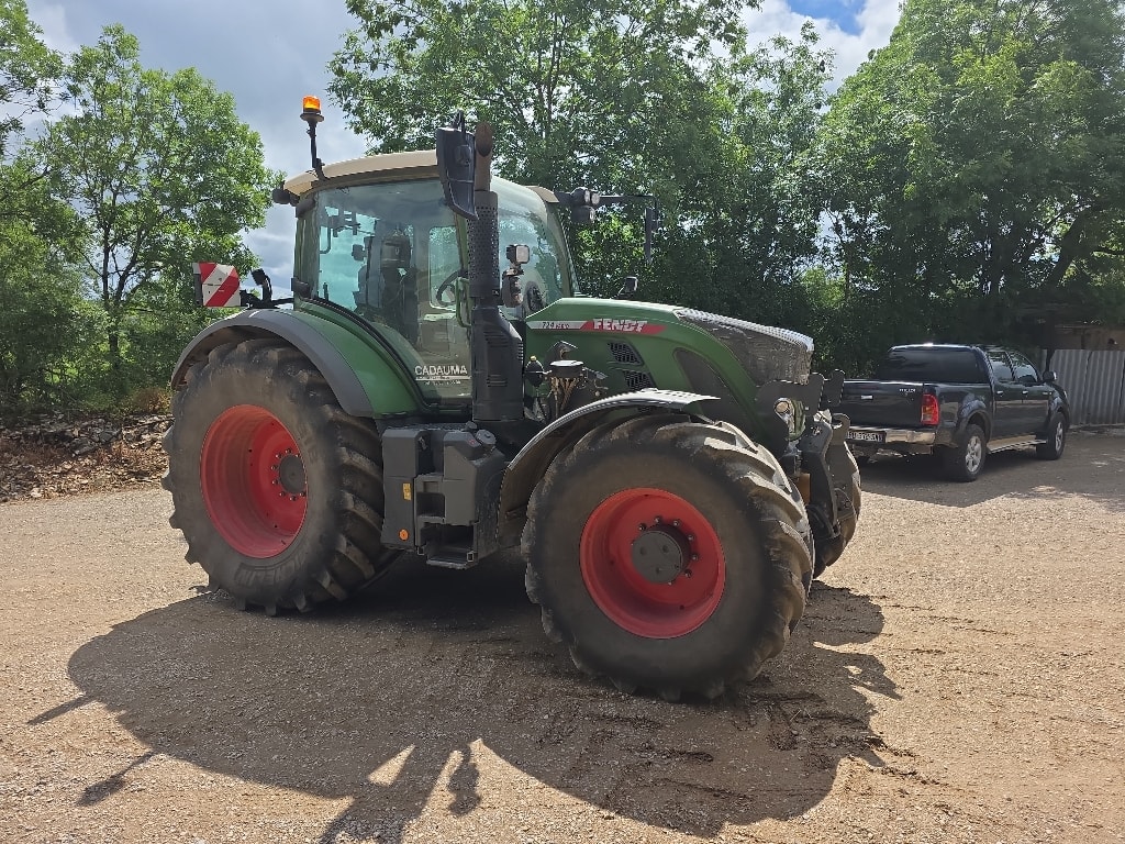 Tracteur FENDT 724 power + - photo slide 2